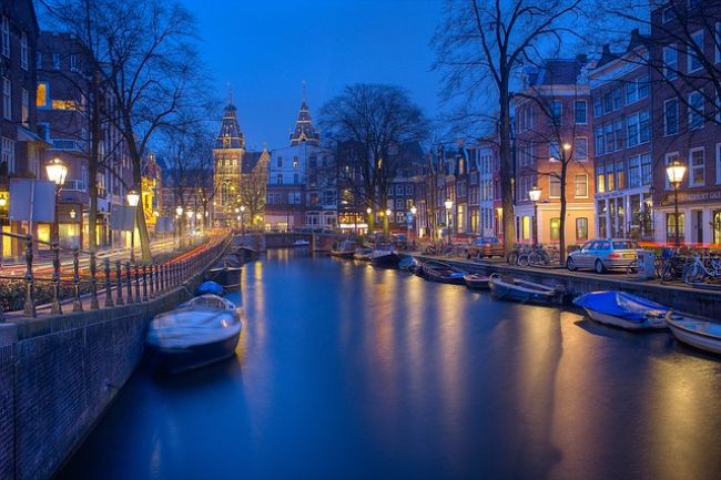 Amsterdamse-grachten-s-avonds - Le - Vive Le Voyage