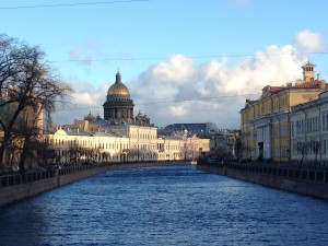 kanaal in St Petersburg met uitzicht op de Izaak cathedraal