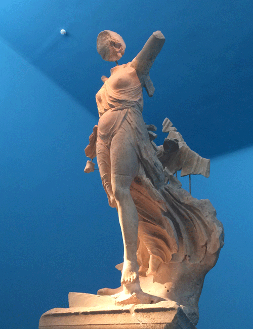 Standbeeld van Nike in het Archeologisch Museum van Olympia